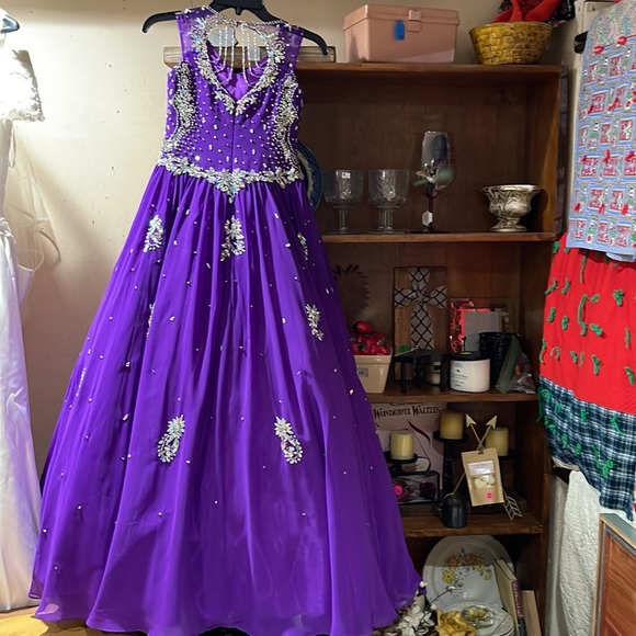 Size 12 teen  pageant purple dress - Picture 2 of 2